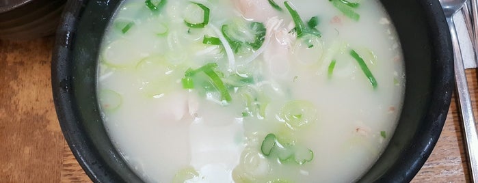 광화문 닭곰탕 is one of Locais curtidos por Seunghyun.