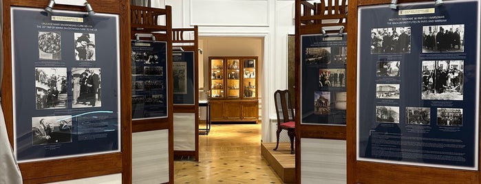 Muzeum Marii Sklodowskiej Curie is one of Tempat yang Disimpan Art.