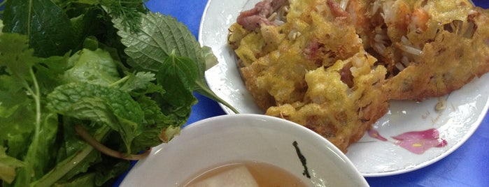Banh xeo Nguyen Cong Tru is one of Hanoi food.