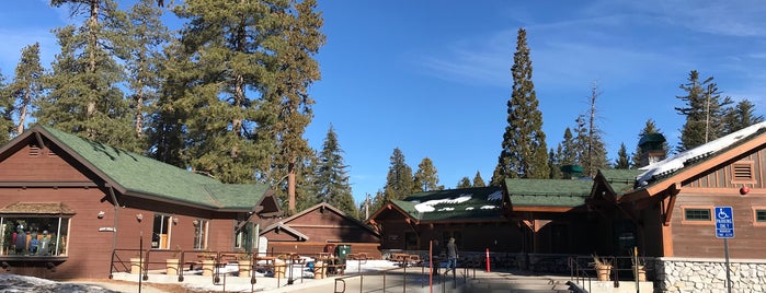 Kings Canyon Visitors Center is one of Tempat yang Disukai Lizzie.