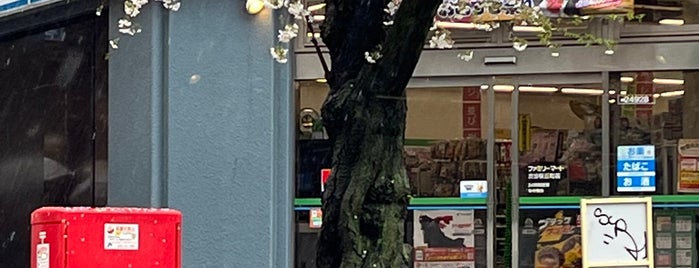 ファミリーマート 渋谷桜丘町店 is one of Karissa✨さんのお気に入りスポット.