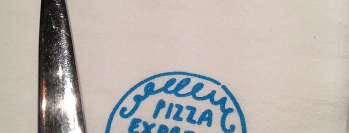 Pizza Express is one of Locais curtidos por Arie.