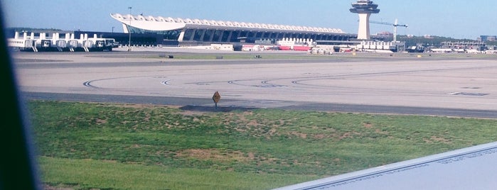 Washington Dulles International Airport (IAD) is one of Tempat yang Disimpan Amby.