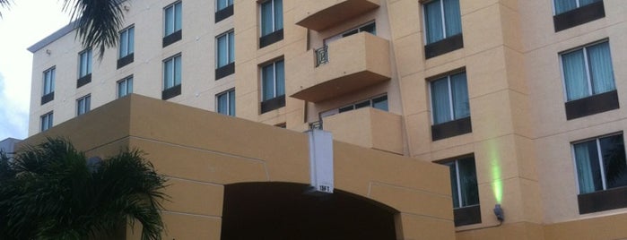 Holiday Inn is one of สถานที่ที่ Fernando ถูกใจ.