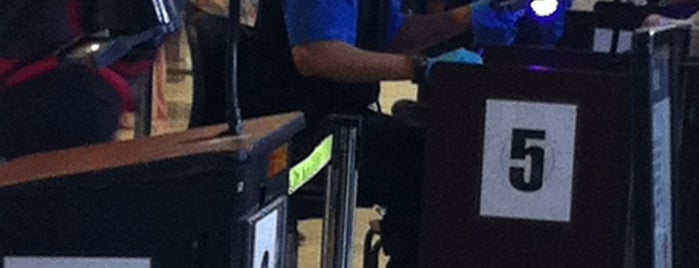 TSA Security Checkpoint C2 is one of Lizzie'nin Beğendiği Mekanlar.