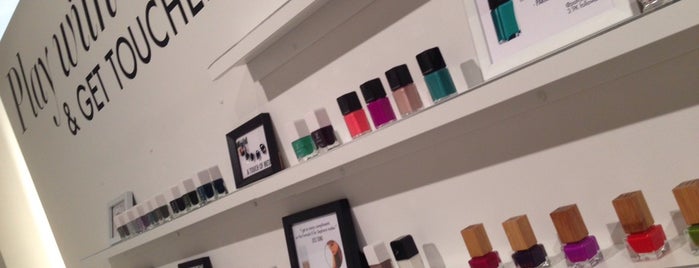 TopCoat Nail Studio is one of Nicoleさんのお気に入りスポット.