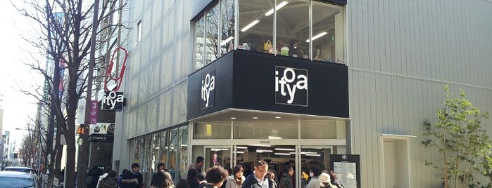 伊東屋 銀座本店 仮店舗 (ITO-YA) is one of Tokyo.