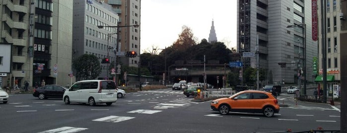 Yotsuya 4 Intersection is one of 道路(都心).