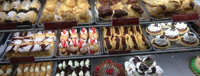 Carlo's Bakery is one of Valeria's Saved Places.