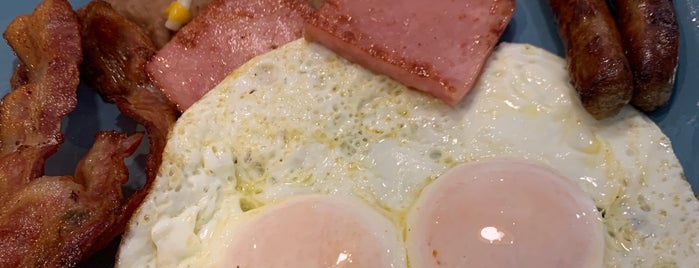 IHOP is one of Ernestoさんのお気に入りスポット.