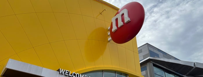 M&M’s at Disney Springs is one of Lizzie : понравившиеся места.