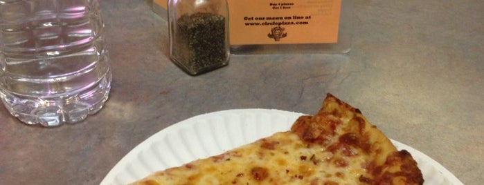Circle Pizza is one of สถานที่ที่ Michael ถูกใจ.