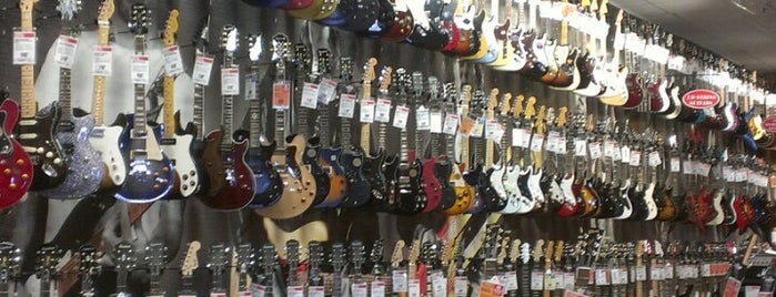 Guitar Center is one of barbeeさんのお気に入りスポット.