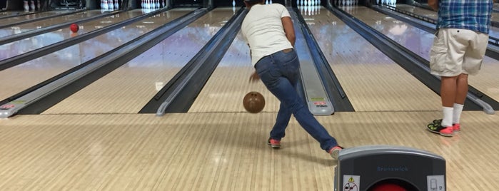 Bird Bowl Bowling Center is one of Locais curtidos por Thelocaltripper.