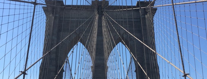 Brooklyn Bridge is one of Tempat yang Disukai Thelocaltripper.