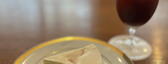喫茶 半月 is one of カフェ.