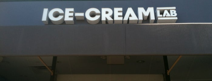 Crumbs Bake Shop is one of Tempat yang Disimpan Alice.