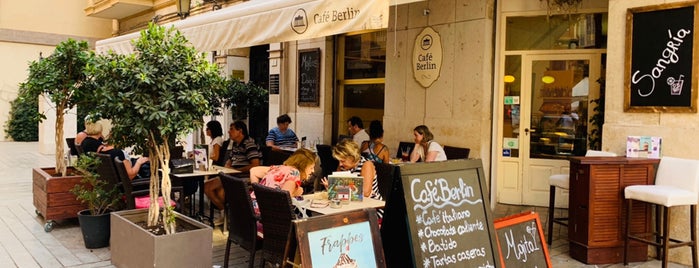 Café Berlin is one of Orte, die Feras gefallen.