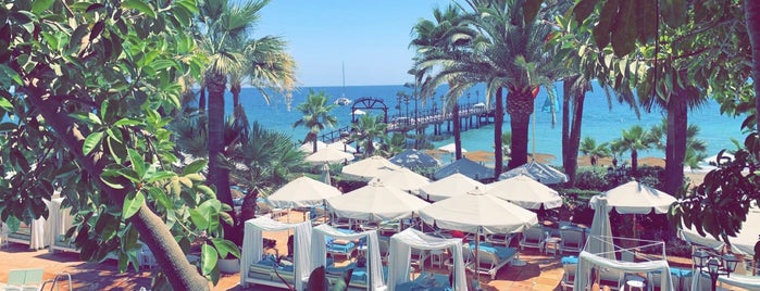 Beach Club Hotel Marbella Club is one of Tempat yang Disukai Feras.