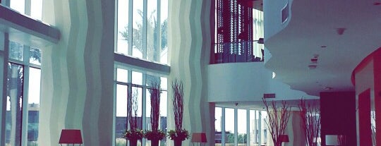 Burj Rafal Hotel is one of Feras'ın Beğendiği Mekanlar.