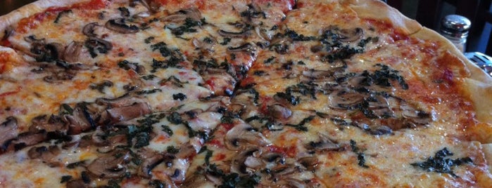 Lorenzo's Pizza is one of Tempat yang Disimpan Andrea.