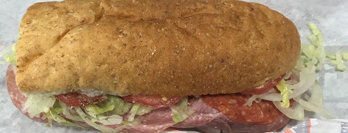 Jersey Mike's Subs is one of Locais curtidos por Mouni.