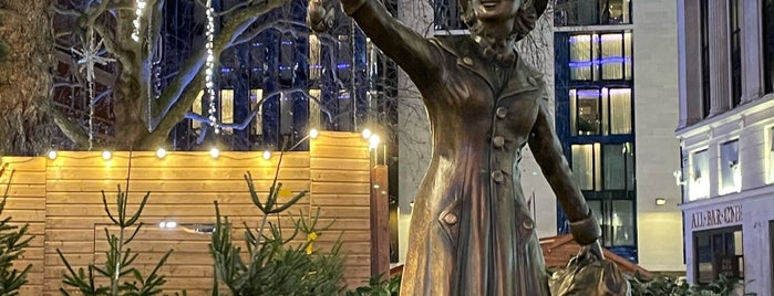 Mary Poppins Statue is one of Tempat yang Disukai Olga.