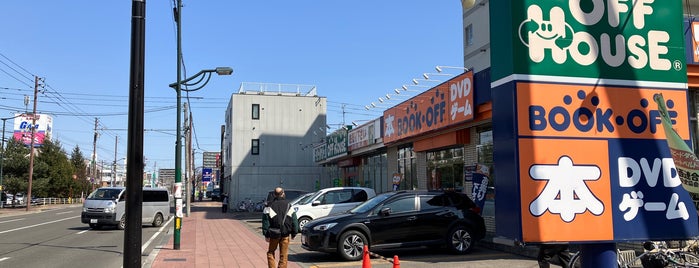 BOOKOFF 北41条店 is one of makky : понравившиеся места.