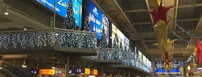 München Hauptbahnhof is one of Lugares favoritos de Michael.