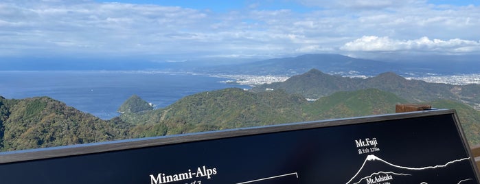 伊豆の国パノラマパークロープウェイ 山頂駅 is one of Locais curtidos por 🍩.