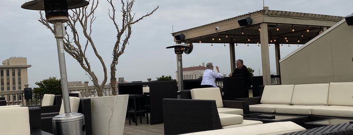 Rooftop Bar is one of Locais curtidos por Bobby.