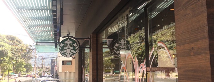 Starbucks is one of Bares y Restaurants.