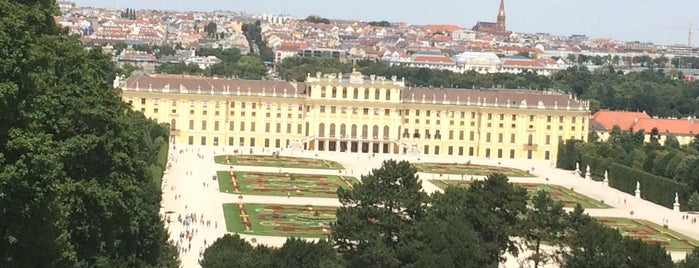 Castel Schönbrunn is one of Posti che sono piaciuti a Taner.