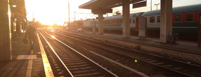 Stazione Ciampino is one of สถานที่ที่ Gokhan ถูกใจ.