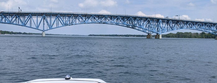 Niagara River is one of Lugares favoritos de Oxana.