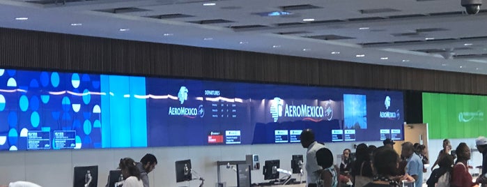 Aeromexico Check-in is one of Orte, die Enrique gefallen.