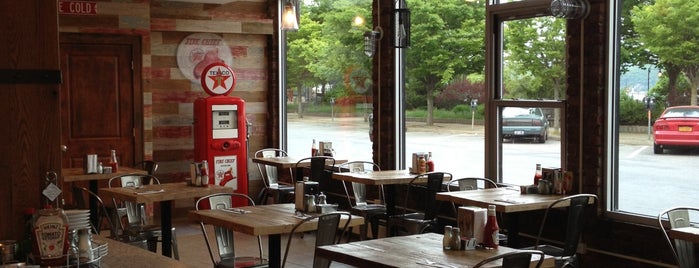 Yellow Brick Cafe is one of Tempat yang Disukai Swen.