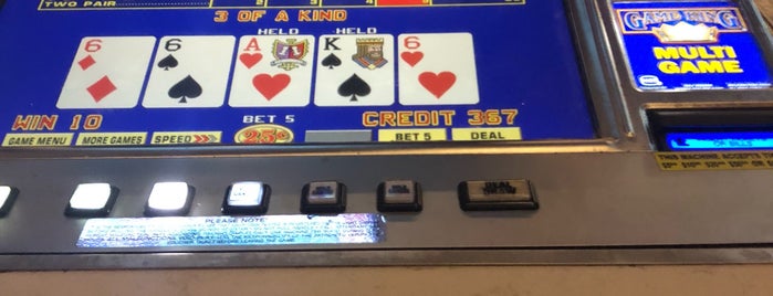 Great Cedar Casino is one of Lindsaye'nin Beğendiği Mekanlar.