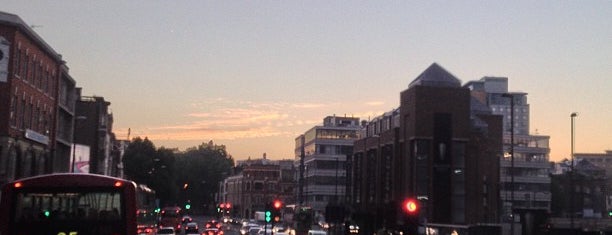 Aldgate East Station Bus Stop is one of Locais curtidos por Adrian.