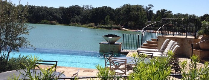 Houston Oaks Country Club & Family Sports Retreat is one of Orte, die Samantha gefallen.