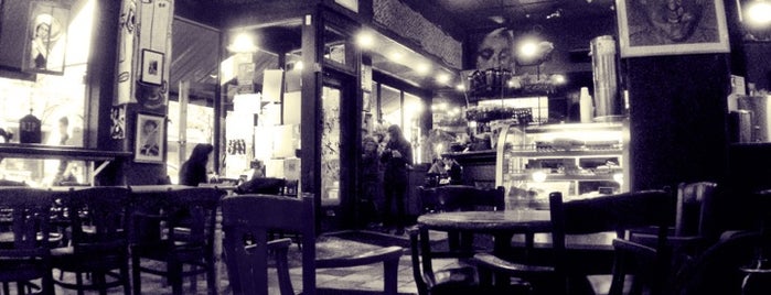 Java's Cafe is one of Locais curtidos por Vince.