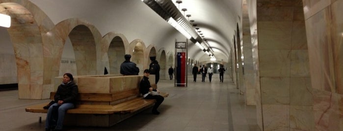 metro Kuznetsky Most is one of Московское метро | Moscow subway.