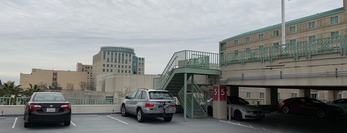Hyatt Parking Garage is one of สถานที่ที่ Eve ถูกใจ.