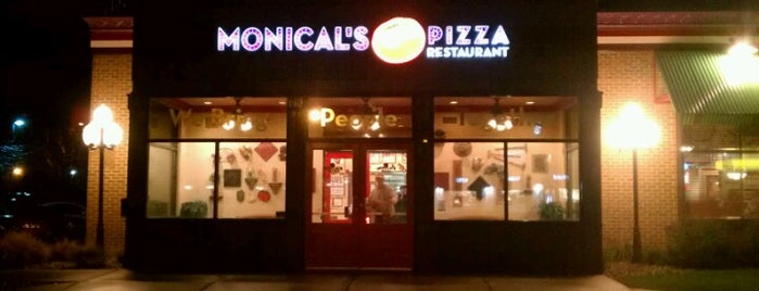 Monical's Pizza is one of Lugares favoritos de Brian.