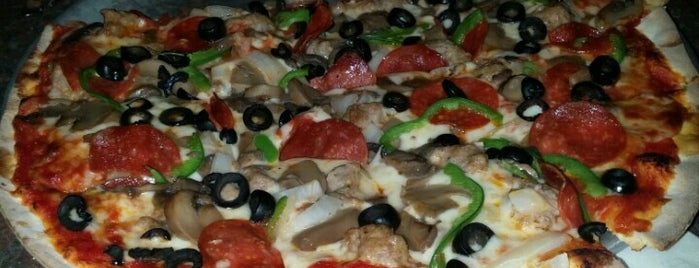 Christiano's Pizza is one of Lugares favoritos de George.