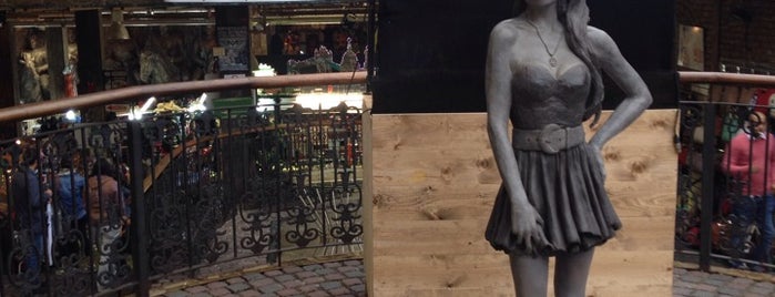 Amy Winehouse Statue is one of Ldn.