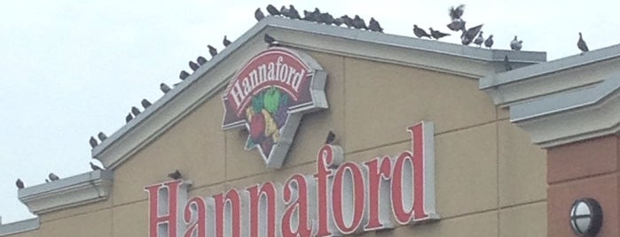 Hannaford Supermarket is one of Locais curtidos por Monika.