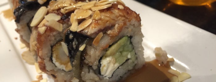 Sushi Roll is one of สถานที่ที่ Paul ถูกใจ.