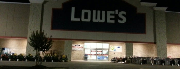 Lowe's is one of Orte, die Phillip gefallen.