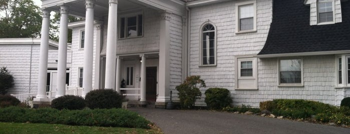 Overhills Mansion is one of Lugares favoritos de Lisa.